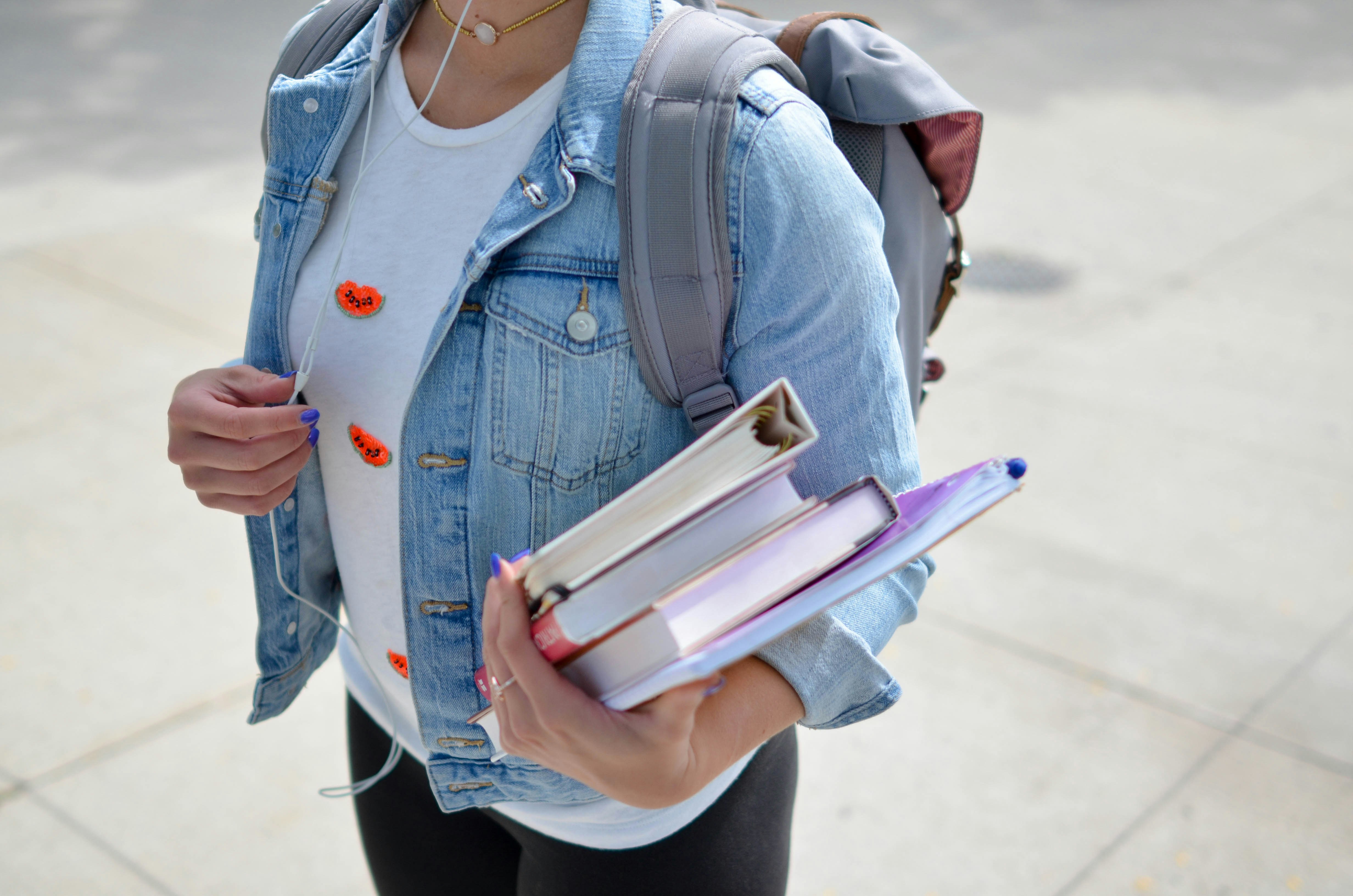 Studente che studia con computer e libri
